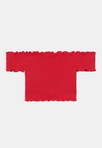 Czerwony top z opuszczonymi ramionami wykonany z marszczonej tkaniny z falbanami na krawędziach. Charakteryzuje się fakturowaną powierzchnią i szerokimi rękawami zapewniającymi luźne dopasowanie.