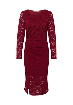 Robe en dentelle bordeaux avec des manches longues, silhouette ajustée, design enroulé, fente latérale et motif floral texturé sur l'ensemble.