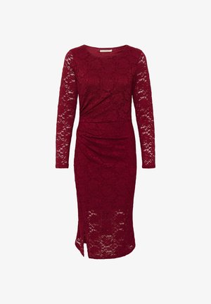 Vestido de encaje burdeos con mangas largas, silueta ajustada, diseño envolvente, abertura lateral y patrón floral texturizado en todo el vestido.