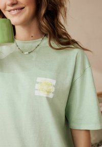 Next GRAPHIC SET - Pyžamová sada - sage green lemons