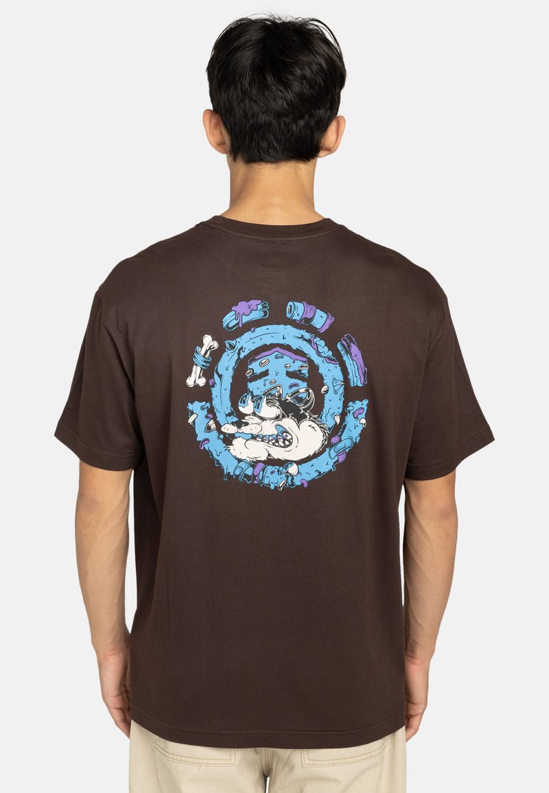 Bruine katoenen t-shirt met een kleurraf cartoonafbeelding op de achterkant, waarop een opgerolde hond te zien is, omringd door blauwe en paarse ontwerpen.