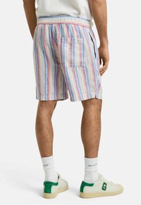 Gestreifte Shorts in Hellblau, Gelb, Rot und Weiß; verfügen über eine Gesäßtasche, einen elastischen Bund und eine lockere Passform.
