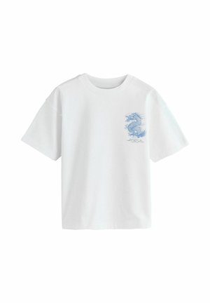 Biała koszulka z krótkim rękawem z niebieską grafiką smoka i małym tekstem na lewej stronie klatki piersiowej.
