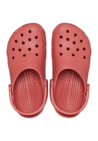 Rote Kunststoff-Clogs mit Belüftungslöchern, konturiertem Fußbett und Riemen hinten. Verfügt über eine strukturierte Sohle für Halt und Komfort.