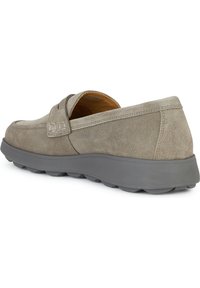 Scarpa slip-on grigia in suede con punta arrotondata e dettagli di cucitura discreti, dotata di una suola in gomma imbottita per il massimo comfort.