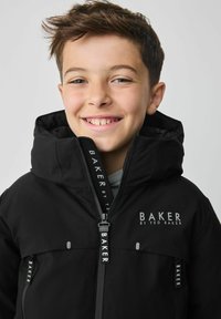 Schwarze wasserdichte Jacke mit hohem Kragen, Reißverschluss und Logodetails. Verfügt über glattes Material und Fronttaschen.