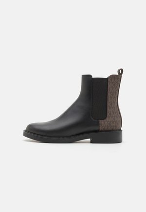 Stivali Chelsea in pelle nera con punta rotonda, pannelli laterali elasticizzati e retro con motivo a monogramma marrone. Suola in gomma piatta.
