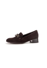 Mocassin noir en daim à talon bas avec un détail chaîne décorative dorée et noire sur le dessus et un bout arrondi.