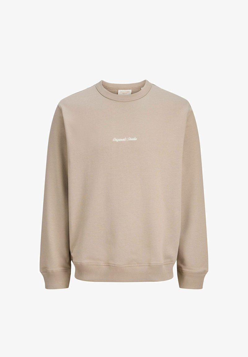 Sweatshirt beige avec un col rond et des poignets côtelés. Présente un texte blanc subtil à l'avant. Tissu doux avec une texture lisse.