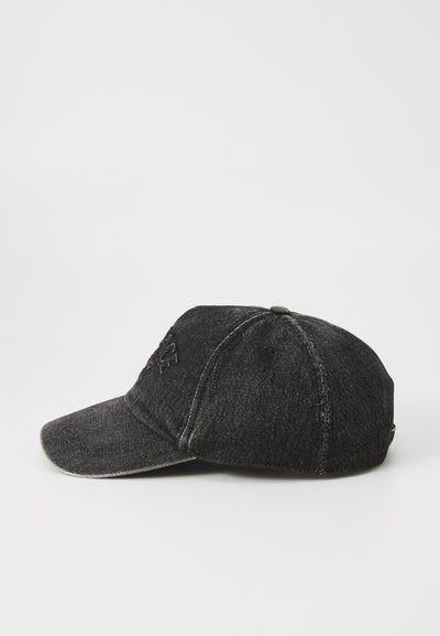 Schwarze Denim-Cap mit gebogenem Schirm, ausgestattet mit einem tonal gestickten Logo auf der Vorderseite und strukturiertem Stoff. Seitenansicht.