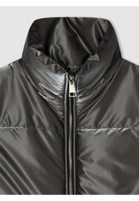 Giacca nera imbottita con colletto alto, tessuto lucido e zip argentata. Presenta un design trapuntato e una texture liscia.