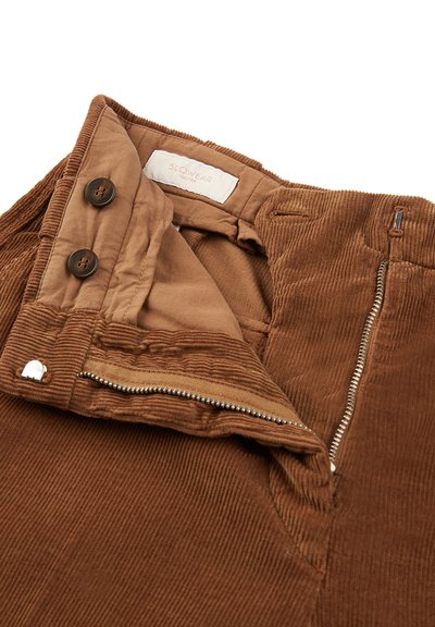 Bruine corduroy broek met twee knopen, ritssluiting en een gladde voering. Bevat een label met "SLOWEAR" aan de binnenkant.