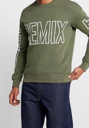 Felpa verde oliva con la scritta "REMIX" in grassetto lettere bianche sulla parte anteriore. Presenta maniche lunghe e un collo rotondo.