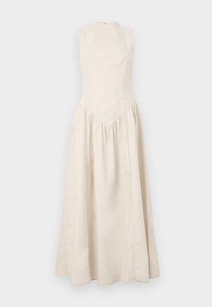 Robe longue crème sans manches avec corsage ajusté, col montant et jupe froncée au niveau de la taille.