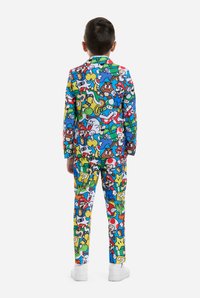 Traje colorido con un patrón de dibujos animados vibrantes que presenta varios personajes, fabricado en tejido suave; incluye una chaqueta y pantalones a juego.