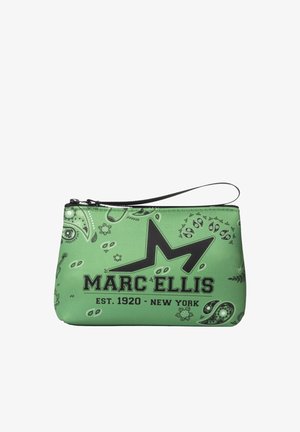 Borsetta da polso verde con motivi paisley neri, cerniera nera e testo "Marc Ellis EST. 1920 - New York" con grande logo a stella sul davanti.