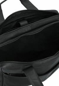 Schwarze Lederhandtasche mit glatter Oberfläche, ausgestattet mit einem Hauptfach mit Reißverschluss, zwei Innenfächern und robusten Tragegriffen.