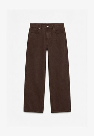 Brązowe jeansy o prostych nogawkach, z przednimi i tylnymi kieszeniami, szlufkami na pasek oraz metalowym guzikiem z przodu w pasie.