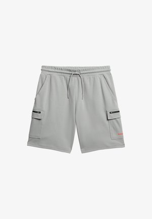 Grijze katoenmix shorts met een elastische tailleband, trekkoord en twee zijzakken. Voorzien van een cargo zak met een zwarte rits en rode logo-accent.