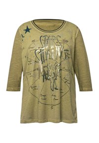 Olivgrünes Langarm-T-Shirt mit metallischen Grafiken, einschließlich des Textes "Sterne leuchten hell um uns herum" und Sternakzenten.