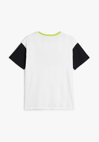 Vit t-shirt med korta svarta ärmar och en grön halsringning. Mjuk bomullstyg, avslappnad passform, enkelt mönster och utan tryck.