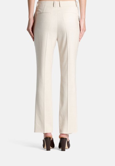 Beige op maat gemaakte broek met een uitlopende silhouet, voorzien van een gladde textuur en twee achterzakken. Draag dit met donkerbruine blokhak schoenen.