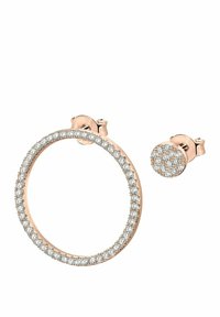 Örhängen i roséguld som har en cirkulär ring prydd med glittrande klara stenar, tillsammans med en liten rund stud med ett liknande stenmönster.