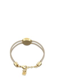 Bracelet en cuir beige avec garnitures dorées, pièce centrale ovale et chaîne décorative ornée d'un petit pendentif cadenas. Deux fines lanières.