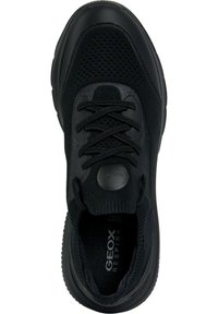 Zapatilla de punto negra con frente de cordones, punta redondeada y suela acolchada, que presenta el logo "Geox Respira" en el interior del zapato.