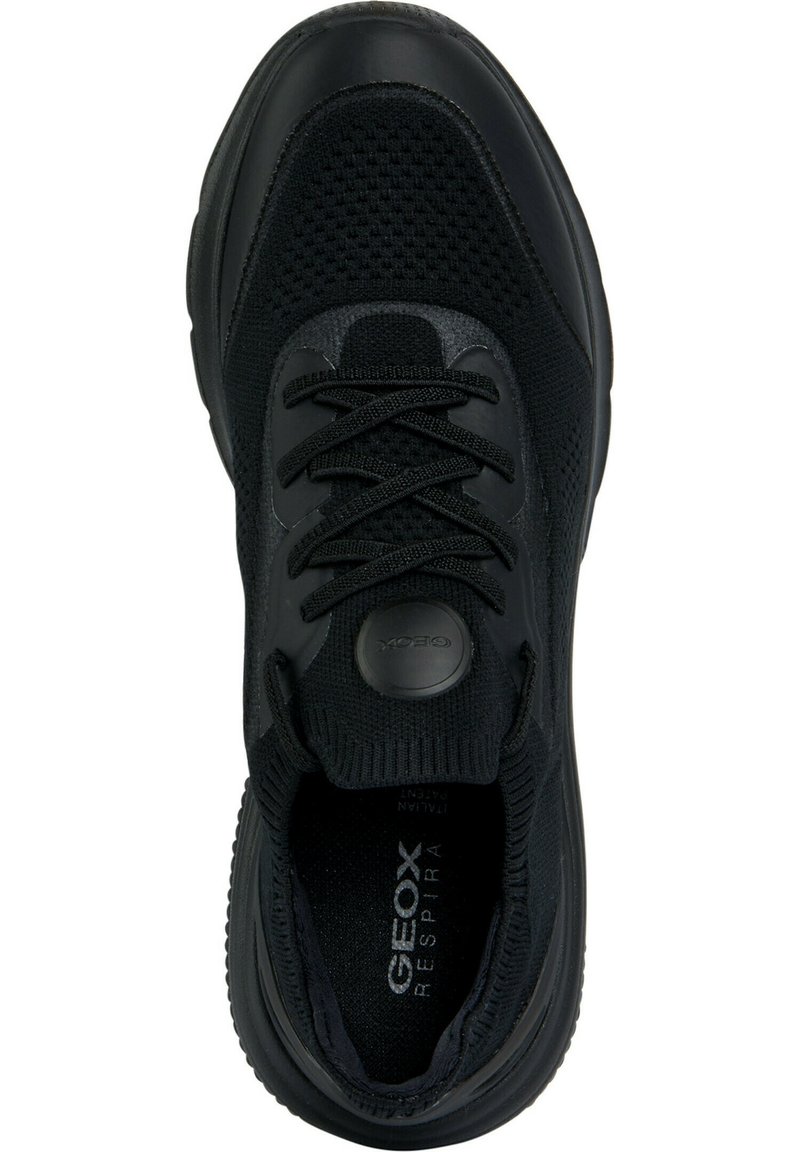 Baskets tricotées noires avec un laçage à l'avant, bout rond et semelle rembourrée, comportant le logo "Geox Respira" à l'intérieur de la chaussure.