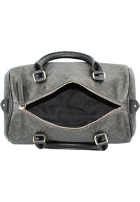 Bolso de mano de cuero gris con abertura con cremallera, interior negro, asas superiores dobles y herrajes en tono dorado. Presenta un sutil patrón de logotipos.