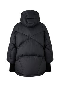 Sort polstret jakke med hætte, der har et quiltet design, brede ærmer og ribstrikkede manchetter. Stoffet er skinnende og glat.