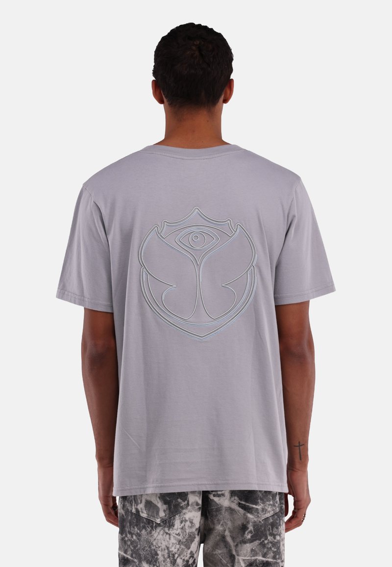Grijze katoenen t-shirt met een groot geborduurd logo op de achterkant, met een oogontwerp binnen een schildvorm. Korte mouwen en een relaxte pasvorm.