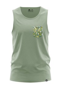 Lichtgroene mouwloze tanktop van zachte stof, met een geometrisch patroon op de zak in schakeringen van groen, blauw en geel.