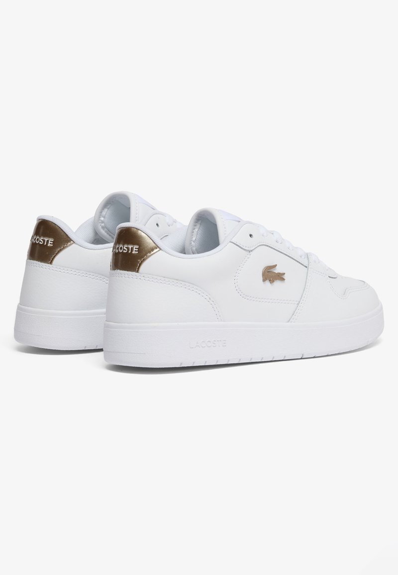 Sneakers in pelle bianca con finitura testurizzata, caratterizzate da un accento dorato sul tallone e sul logo. Suola piatta, punta arrotondata e design con lacci.