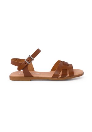 Braune Leder-Sandale mit flacher Sohle, mehreren Riemen und einem verstellbaren Knöchelriemen mit einermetallischen Schnalle.