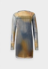 Transparente, plissierte Kleid mit langen Ärmeln, das einen Farbverlauf von Blau, Gelb und Braun zeigt. Rundhals; leichtes, fließendes Material.