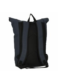 Zwarte en marineblauwe waterdichte rugzak met verstelbare banden, rol-top sluiting en een getextureerd mesh-paneel op de achterkant voor ventilatie.