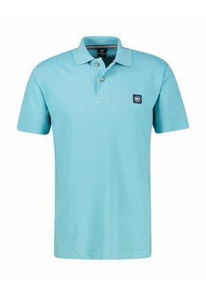 Lichtblauw polohemd met korte mouwen, twee knopen en een klein zwart merklogo-patch op de linkerborst.
