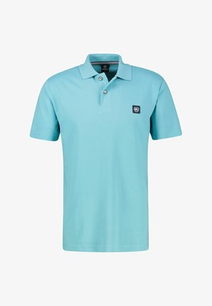 Lichtblauw polohemd met korte mouwen, twee knopen en een klein zwart merklogo-patch op de linkerborst.