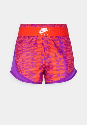 Short de course Nike Air orange et violet avec un motif de texte audacieux et une large ceinture rouge avec le logo blanc Nike Air.
