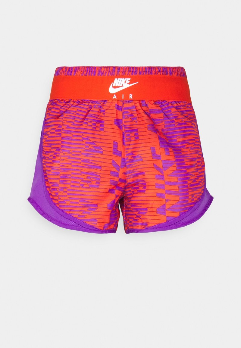 Short de course Nike Air orange et violet avec un motif de texte audacieux et une large ceinture rouge avec le logo blanc Nike Air.