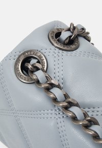 Steve Madden BVOLTURI - Geantă crossbody - light grey