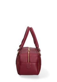 Borsa a mano in pelle rossa con un design strutturato, dotata di una zip dorata e due manici corti. Pannelli accentati testurizzati sui lati.