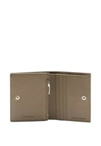 Portafoglio Calvin Klein in pelle beige texturizzata con chiusura a scatto, scomparti multipli per carte e un comparto con zip per monete.