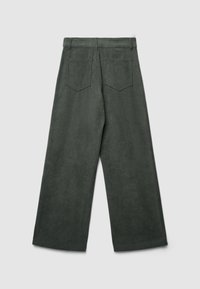 Pantaloni a gamba larga in corduroy verde scuro, con due tasche posteriori, una vita liscia e una texture a righe verticali.