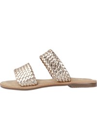 Sandalias deslizantes tejidas con dos correas anchas en tonos metálicos dorado y plateado. Plantilla de suave color beige y suela exterior de goma marrón ligera.