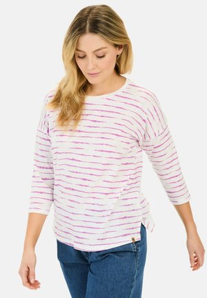 Gestreepte driekwart mouw top in het wit met roze lijnen. Zacht materiaal, ronde halslijn, zijslits en een klein logo detail aan de zoom.
