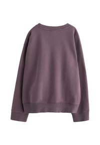 Felpa, tessuto morbido, colore malva profondo, collo a giro, spalle scese, polsini e orlo ribattuti, vestibilità rilassata, design minimale.
