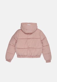 Lyserød, cropped pufferjakke med hætte, quiltet design, elastiske manchetter og et hvidt logo bagpå. Glat tekstur, syntetisk materiale.